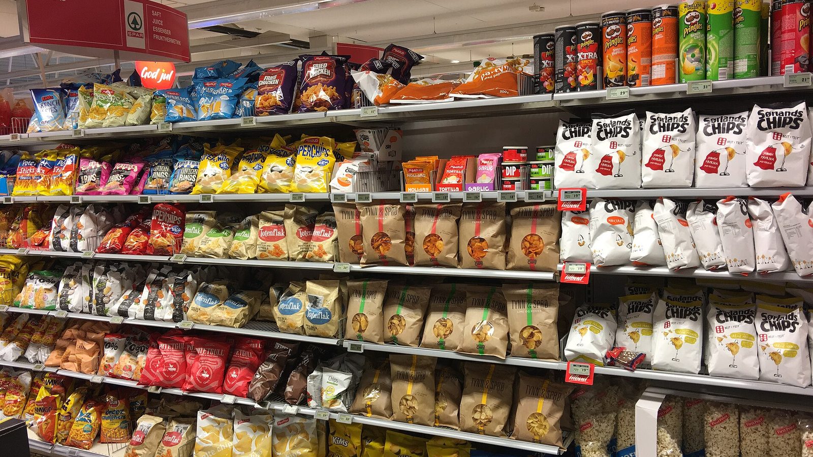 Snack aisle, Spar supermarket, Tjøme, Norway, Dec. 5, 2017. Wolfmann, CC BY-SA 4.0, via Wikimedia Commons. Not the recalled bag.