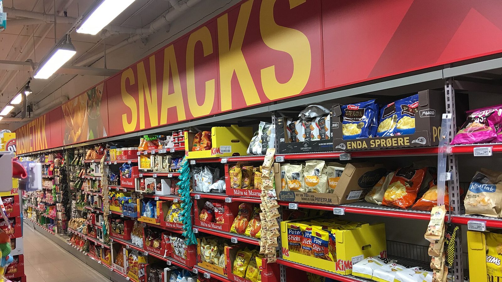 Snack aisle, Extra supermarket, Bergen, Norway, Nov. 16, 2017. Wolfmann, CC BY-SA 4.0, via Wikimedia Commons.